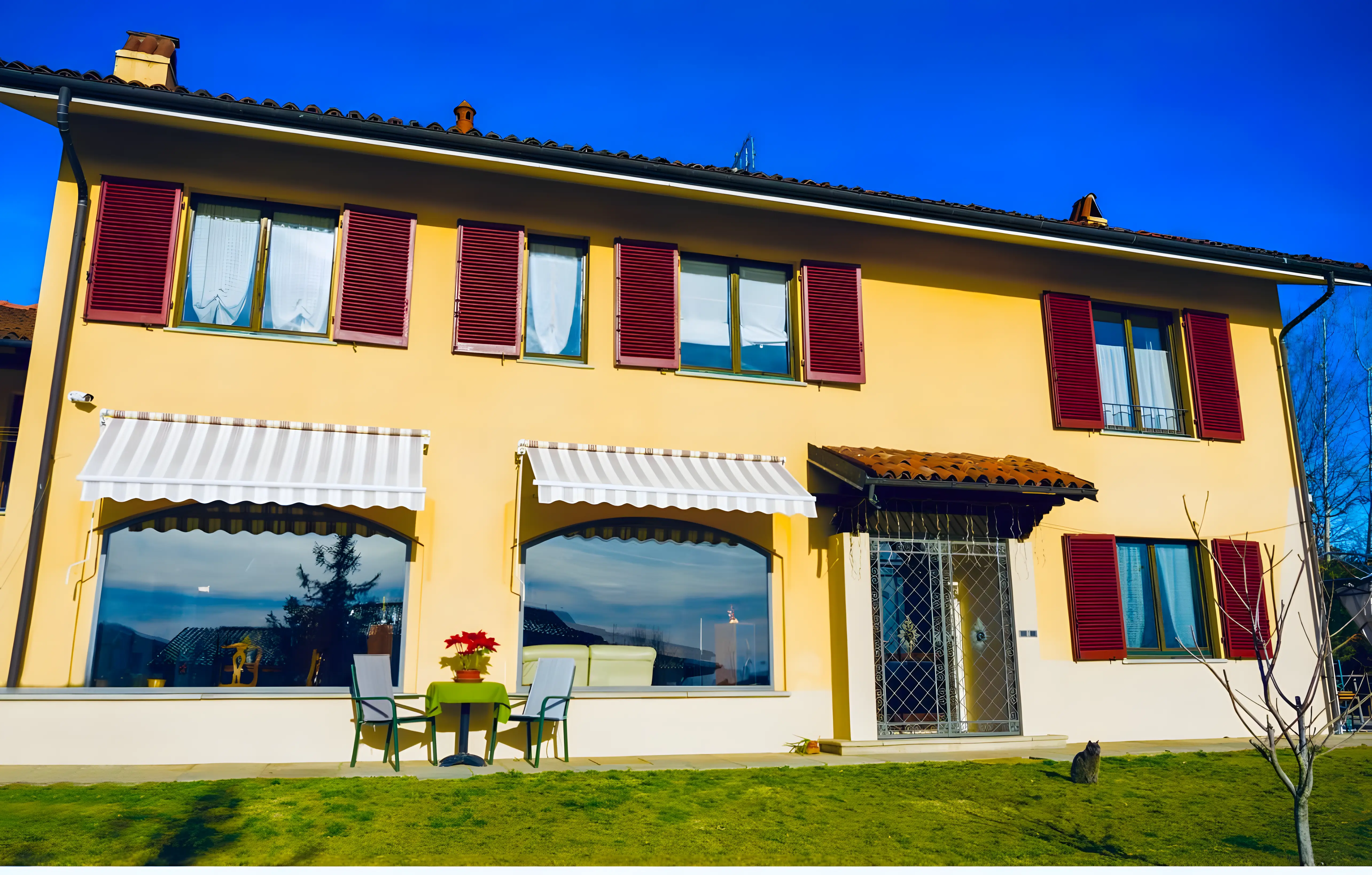 Interni luminosi della villa con salone e arredi accoglienti